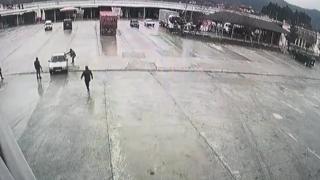 El freni çekilmeyen otomobil beton direğe çarptı