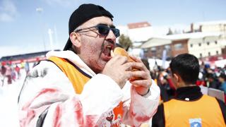 9 sucuk ekmeği 10 dakikada yediler