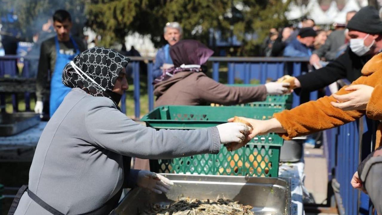 Kırklareli’ndeki Hamsi Festivali'nde 1 ton hamsi dağıtıldı