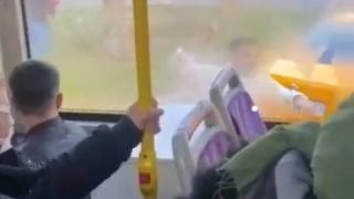 Taş ve sopalarla İETT otobüsüne saldırı anı kamerada