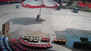 Rüzgarın sürüklediği şemsiyeyi peşinden koşup yakaladı