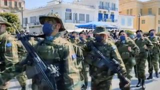 Yunan komandoları, askersiz statüdeki Sisam Adası'nda geçit töreni yaptı