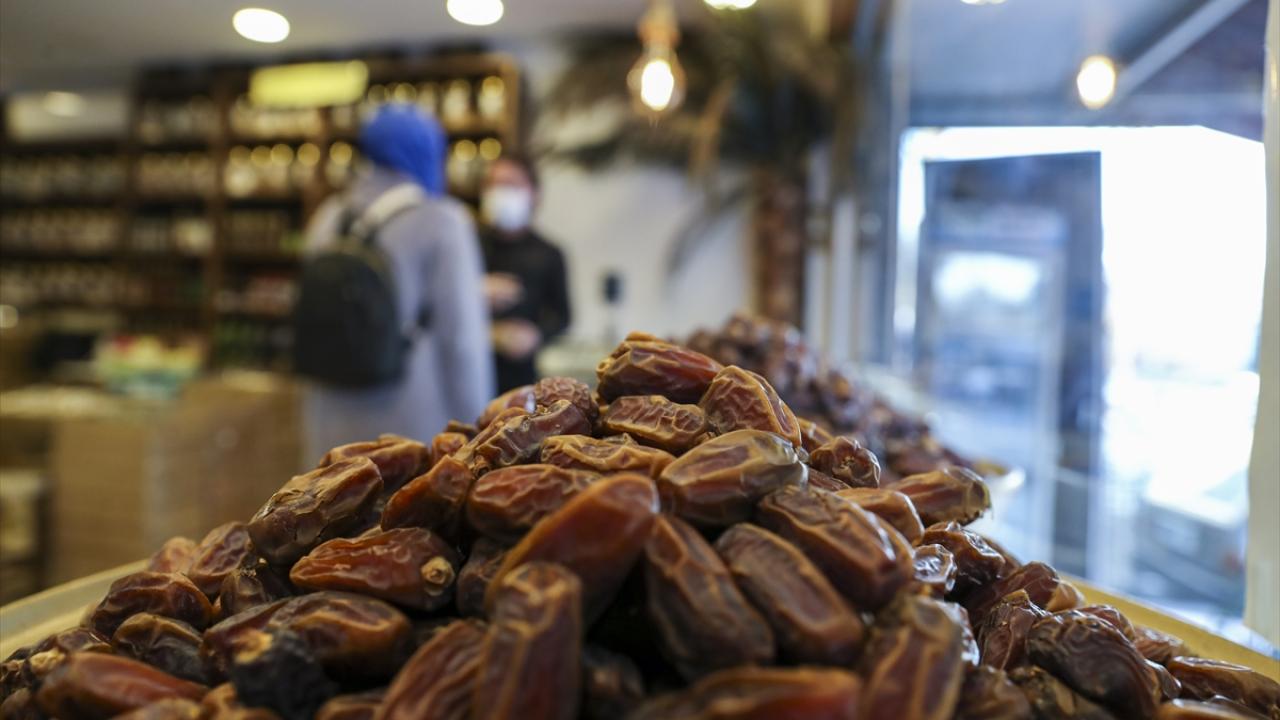 Hurma ürünleri de müşterilerin beğenisine sunuluyor