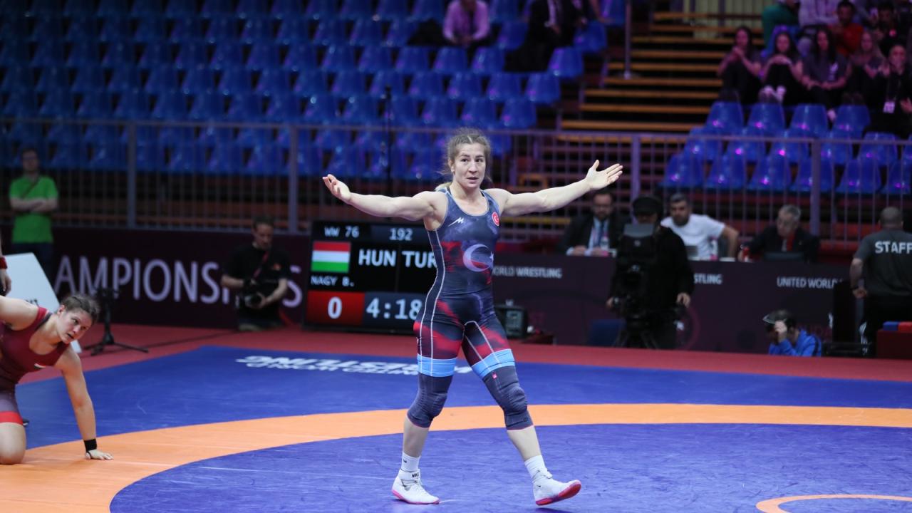 2 kadın güreşçi finale yükseldi