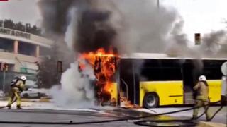 Seyir halindeki İETT otobüsü alev aldı