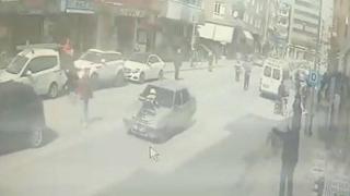 Çarptığı polisi kaputun üstünde taşıdı