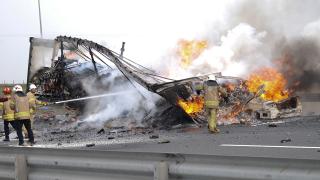 Otomobil ile tırın karıştığı kazada araçlar küle döndü