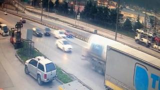 Makas atmak isterken park halindeki tıra çarptı