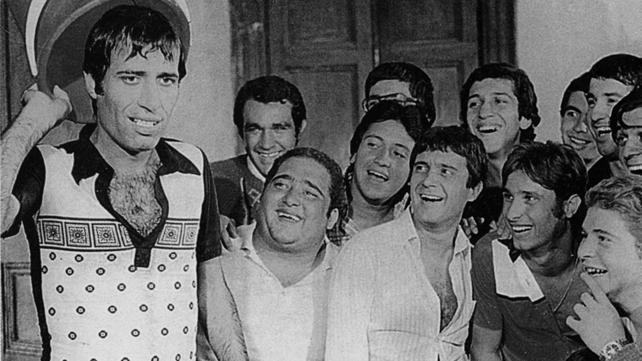 Üniversitenin gençlik tiyatrosunda oyunculuk yaptı