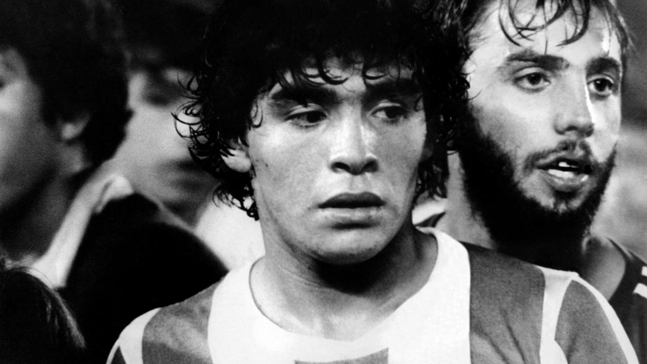 Maradona, Sovyet Futbol Takımı`na katılıyor (1988)