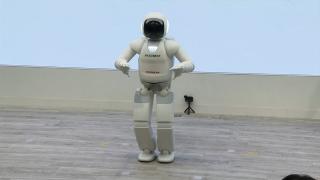 Robot Asimo son kez sahnedeydi