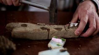 Atıklardan minyatür ev yapıyor