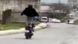 Kollarını açtı motosikleti ayakta sürdü