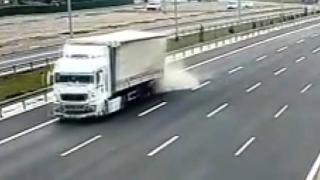 Otomobilin çarptığı tırda yangın çıktı: Dorsedeki araçlar kül oldu