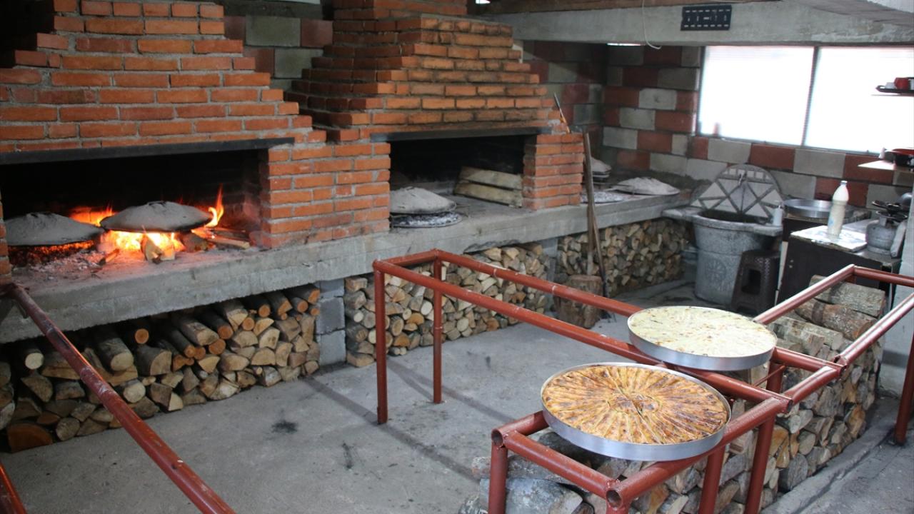 Un, su, tuz, kaymak ve tereyağından oluşuyor