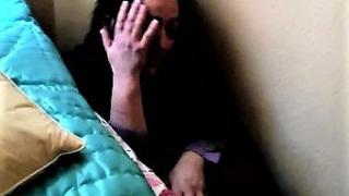 Yaşlıları uyutup hırsızlık yaptı: Battaniyenin altında yakalandı