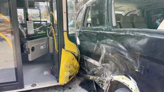 İETT otobüsü 4 araca çarptı