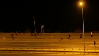 Trafiğe aldırış etmeden top oynadılar