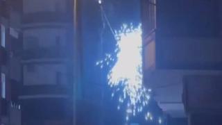 Yangın çıkan elektrik kabloları havai fişek gibi patladı