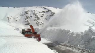 Bahçesaray'da, kalınlığı 5 metreyi aşan karla mücadele sürüyor
