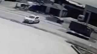 El freni çekilmeyen otomobil araçların arasından kıl payı geçti