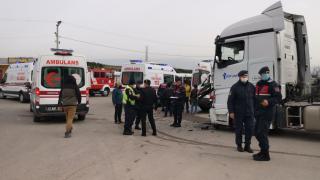 Tanker ile servis aracı çarpıştı: 22 yaralı