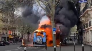 Paris'te otobüs alev aldı: Yangın çevredeki binalara sıçradı