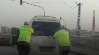 Yolda kalan minibüsü polisler itti