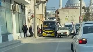 Otomobilinin üzerine çıkıp minibüs şoförünü tekmeledi