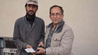 Suriyeli kağıt toplayıcısı bulduğu 8 bin 500 lirayı sahibine teslim etti