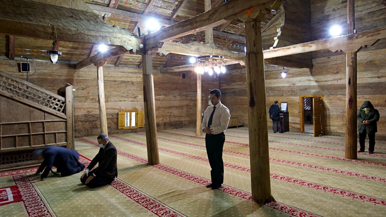 "Hz. Mevlana`dan bir yaş büyük"