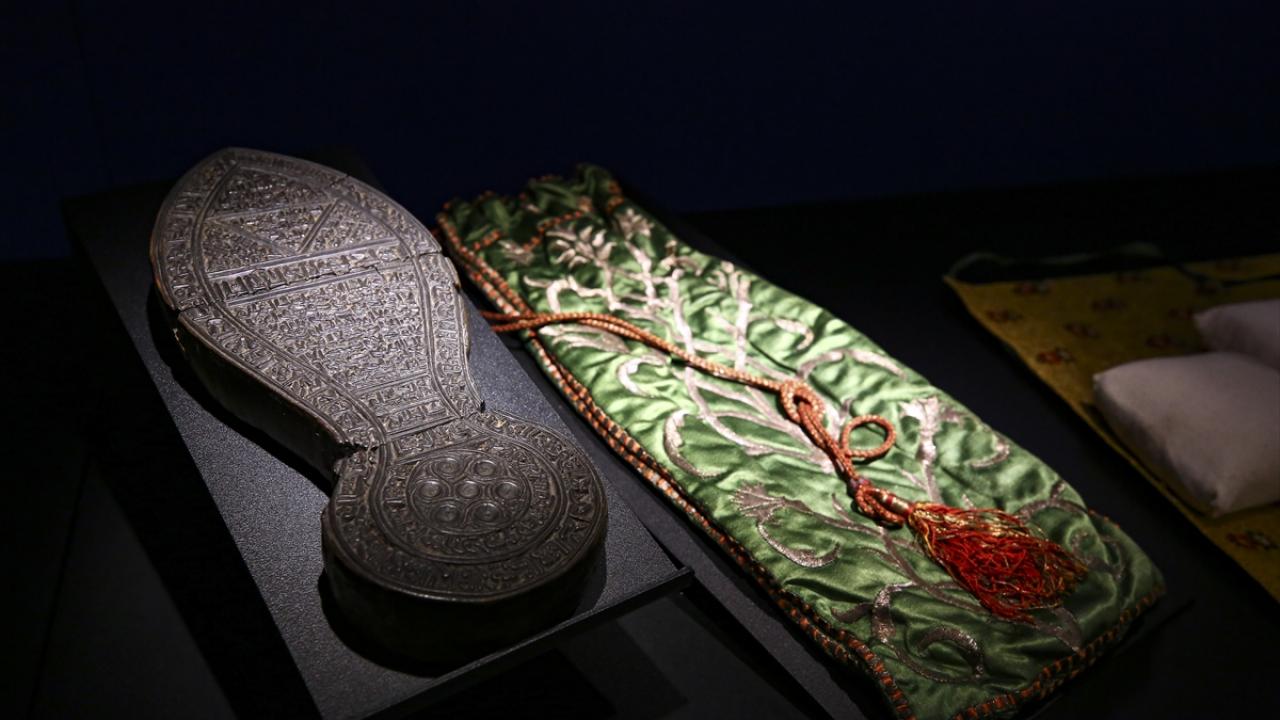 <strong>Kur`an-ı Kerimler, Hacer`ül Esved ve Hırka-i Saadet Muhafazaları</strong>