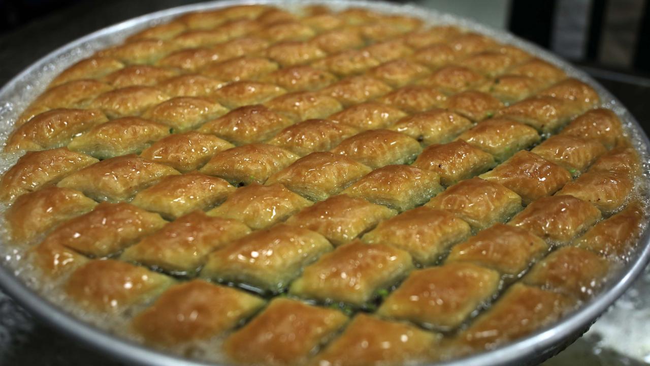 Ramazanda artan talep ile kentte üretilen günlük 60 ton baklavanın yarısı, yurt dışına gönderiliyor. 