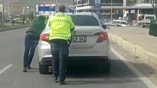 Arızalanan otomobili polis arkadan itti