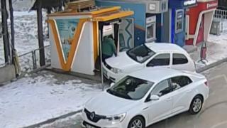 Bankamatikten para çekerken otomobil çarptı