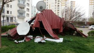 Kuvvetli rüzgar 1 tonluk çatıyı uçurdu