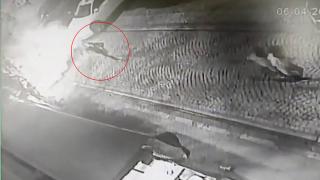 Binadan kopan parçaların altında kalmaktan son anda kurtuldu