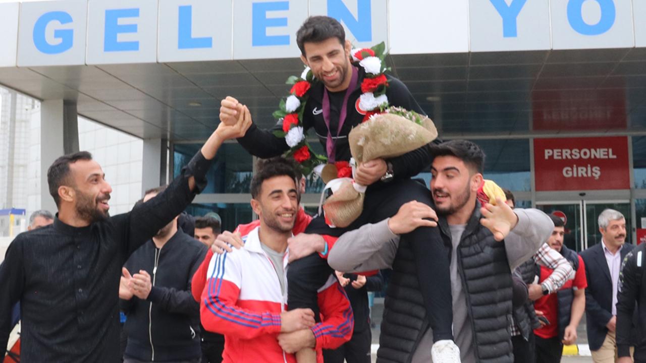 Avrupa Şampiyonu Murat Fırat Şanlıurfa'da coşkuyla karşılandı