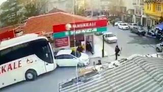 Otobüs trafiği savaş alanına çevirdi: 2 yaralı