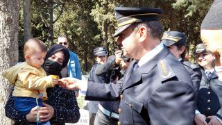 Emniyet Müdürü üniformasındaki rozeti şehidin oğluna verdi