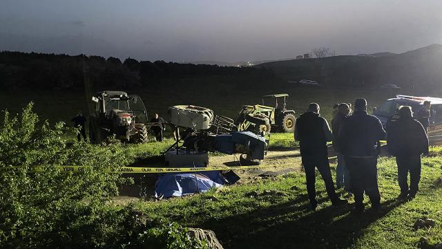 İzmir'de devrilen traktörün altında kalan 2 kişi yaşamını yitirdi