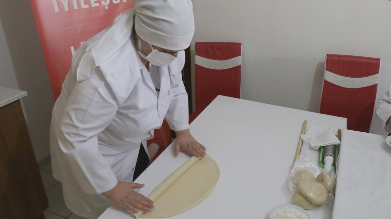 Annelere terapi gibi geliyor