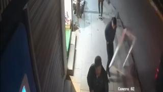 Düşen pencereden kıl payı kurtuldu