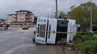 Devrilen tırın altında kalmaktan kıl payı kurtuldu