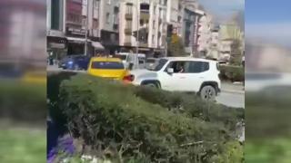 Tartıştığı taksicinin aracına böyle çarptı