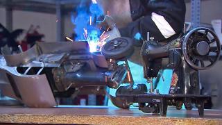 Eski dikiş makinelerinden model araç üretiyor