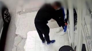 Cansız mankenin üzerindeki eşofmanı çaldı