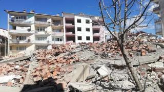 Isparta'da yıkım çalışması yapılan binanın çökme anı kameraya yansıdı