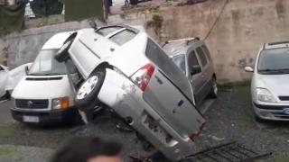 Freni boşalan araç metrelerce kayarak açık otoparka düştü