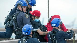 Köprünün halatlarına tırmanan genç, polis tarafından ikna edildi